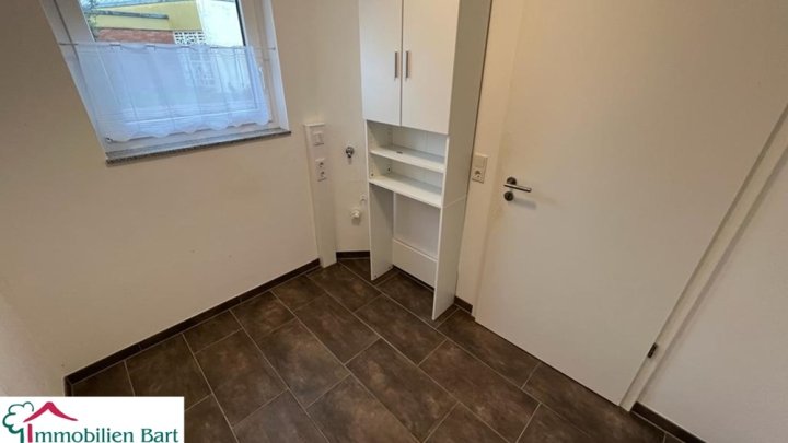 LOSHEIM AM SEE: NEUWERTIGE 97 M² EG WOHNUNG MIT SICHT INS GRÜNE! SOFORT FREI!