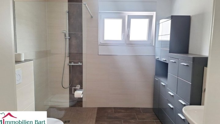 LOSHEIM AM SEE: NEUWERTIGE 97 M² EG WOHNUNG MIT SICHT INS GRÜNE! SOFORT FREI!