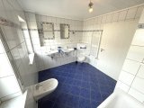 Großes Bad mit Wanne & Dusche im OG