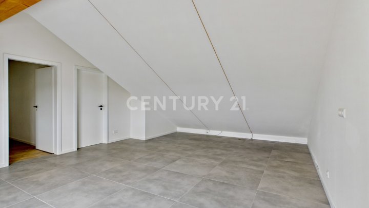 Modernes Wohnen trifft Dachgeschoss-Charme – exklusives Neubau-Highlight