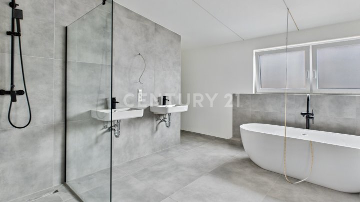 Modernes Wohnen trifft Dachgeschoss-Charme – exklusives Neubau-Highlight