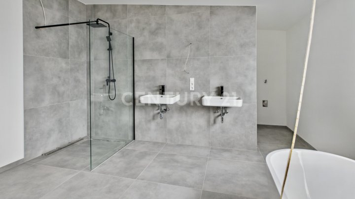 Modernes Wohnen trifft Dachgeschoss-Charme – exklusives Neubau-Highlight