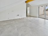 Offener Wohn- /Essbereich mit Blick zum Balkon