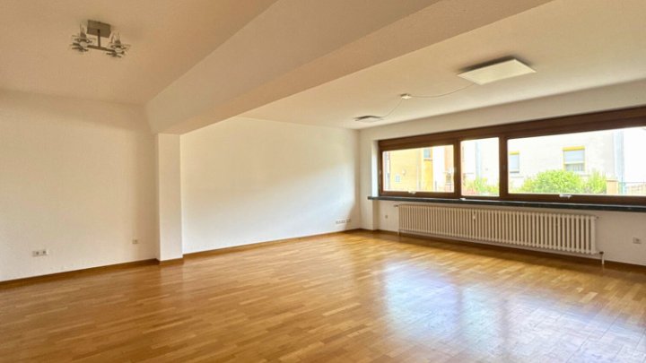 Großzügige Wohnung mit EBK, eigenem Eingang, Garten & 2 Stellplätzen
