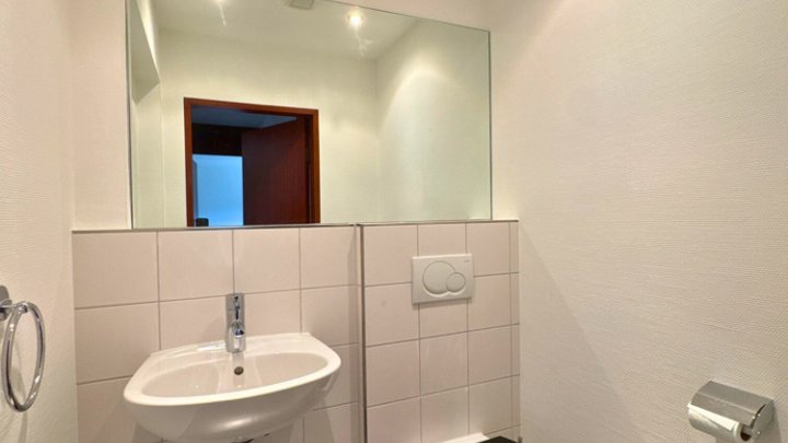 Großzügige Wohnung mit EBK, eigenem Eingang, Garten & 2 Stellplätzen