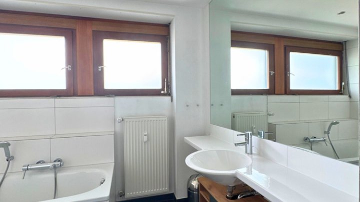 Großzügige Wohnung mit EBK, eigenem Eingang, Garten & 2 Stellplätzen