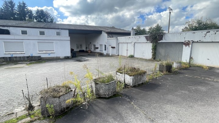 Wohn- und Gewerbeobjekt mit 4 Wohneinheiten und großen Hallenflächen