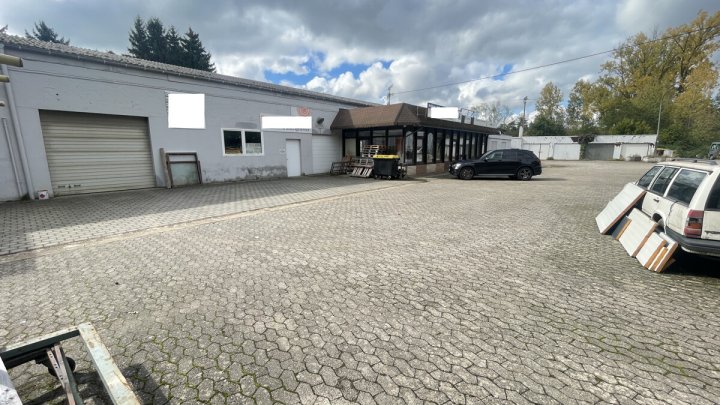 Wohn- und Gewerbeobjekt mit 4 Wohneinheiten und großen Hallenflächen