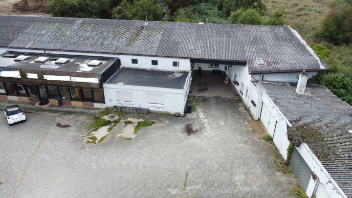 Wohn- und Gewerbeobjekt mit 4 Wohneinheiten und großen Hallenflächen