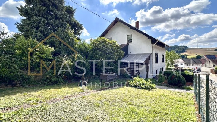 Freistehendes Einfamilienhaus mit Garten in Aschbach