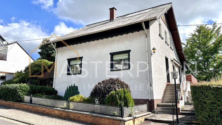 Freistehendes Einfamilienhaus mit Garten in Aschbach