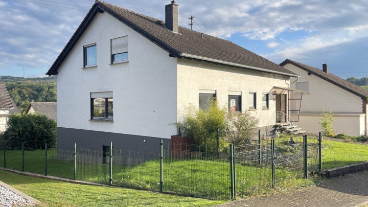 Freistehendes Einfamilienhaus mit Einliegerwohnung und großem Garten
