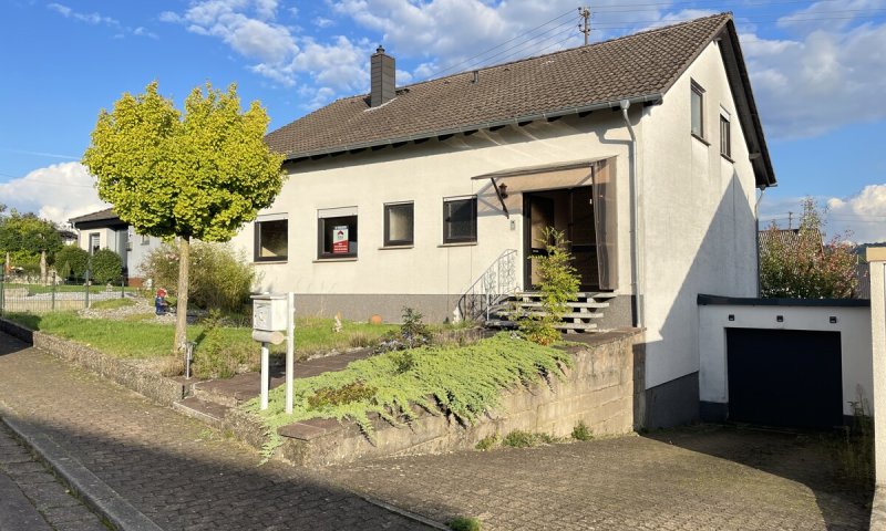 Freistehendes Einfamilienhaus mit Einliegerwohnung und großem Garten