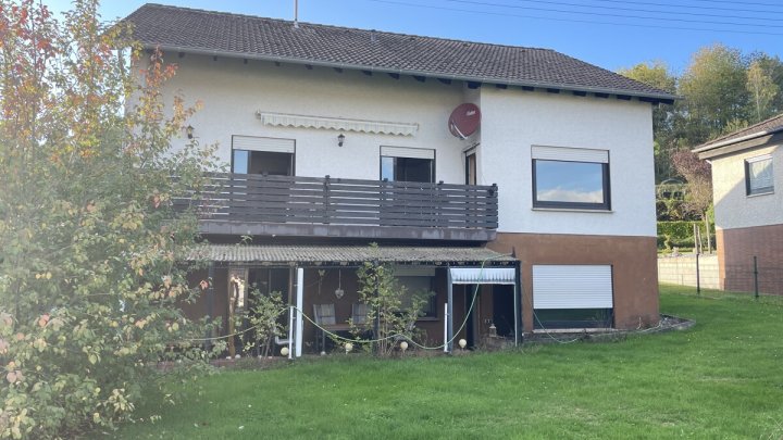 Freistehendes Einfamilienhaus mit Einliegerwohnung und großem Garten