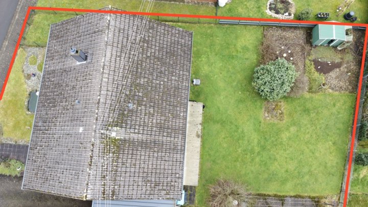 Freistehendes Einfamilienhaus mit Einliegerwohnung und großem Garten