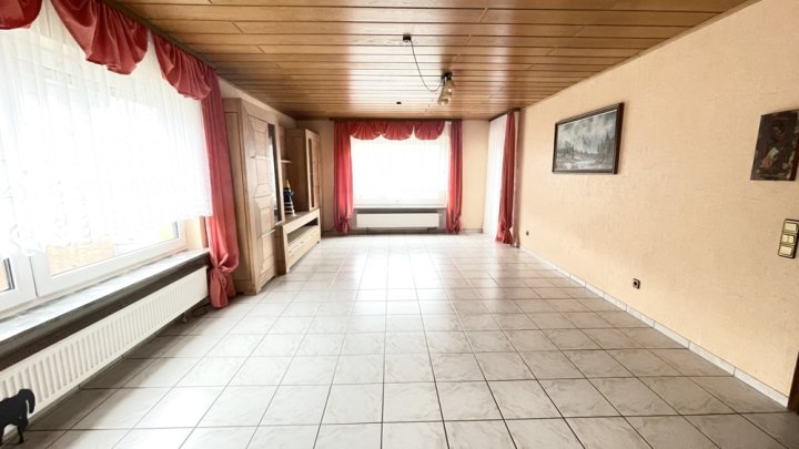 Freistehendes Einfamilienhaus mit Einliegerwohnung und großem Garten