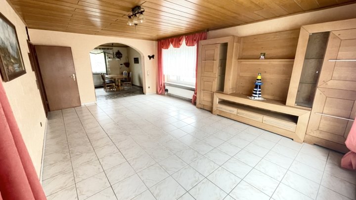 Freistehendes Einfamilienhaus mit Einliegerwohnung und großem Garten