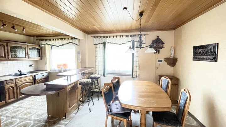 Freistehendes Einfamilienhaus mit Einliegerwohnung und großem Garten