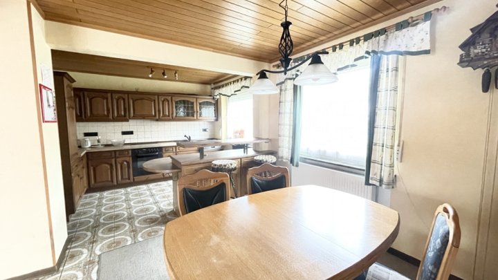 Freistehendes Einfamilienhaus mit Einliegerwohnung und großem Garten