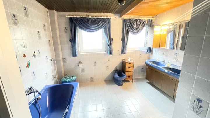 Freistehendes Einfamilienhaus mit Einliegerwohnung und großem Garten