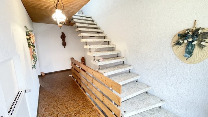 Freistehendes Einfamilienhaus mit Einliegerwohnung und großem Garten