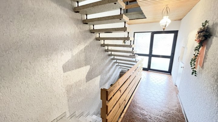 Freistehendes Einfamilienhaus mit Einliegerwohnung und großem Garten