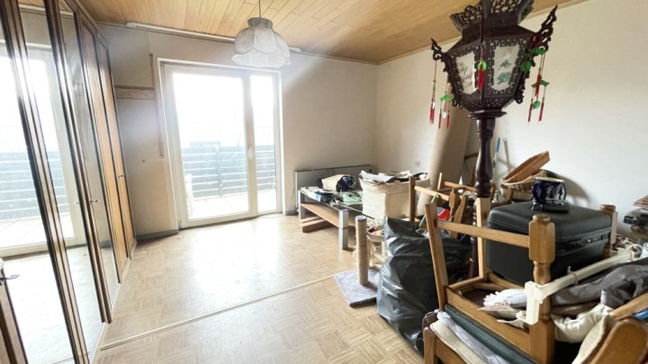 Freistehendes Einfamilienhaus mit Einliegerwohnung und großem Garten