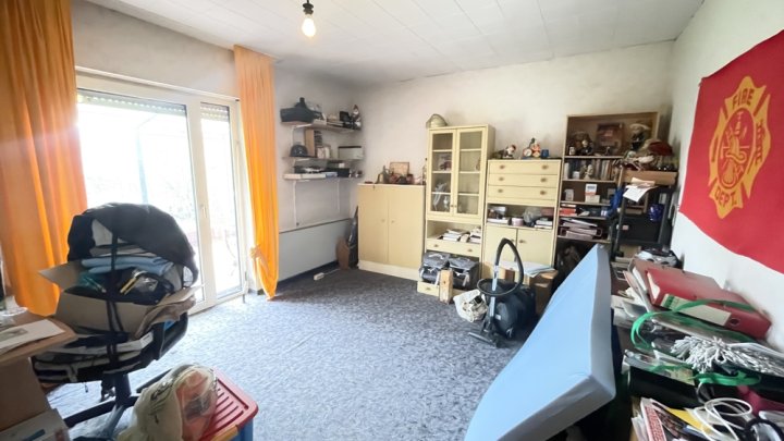 Freistehendes Einfamilienhaus mit Einliegerwohnung und großem Garten