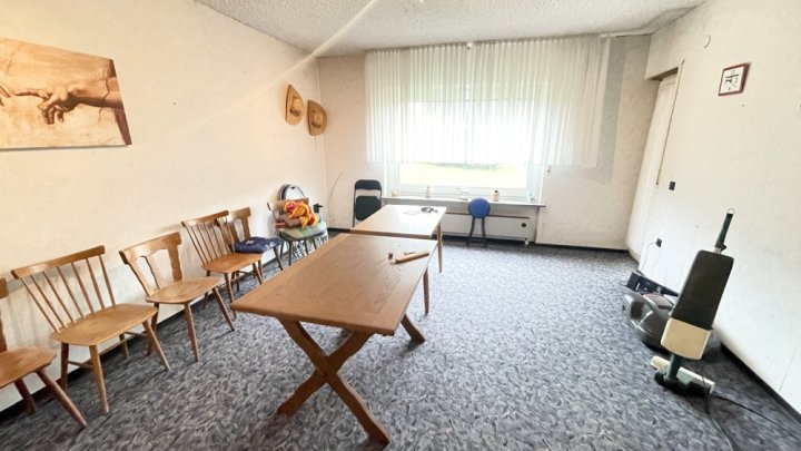 Freistehendes Einfamilienhaus mit Einliegerwohnung und großem Garten
