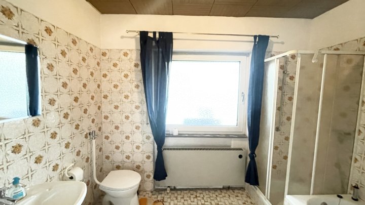 Freistehendes Einfamilienhaus mit Einliegerwohnung und großem Garten