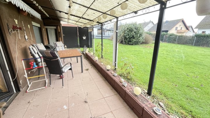 Freistehendes Einfamilienhaus mit Einliegerwohnung und großem Garten