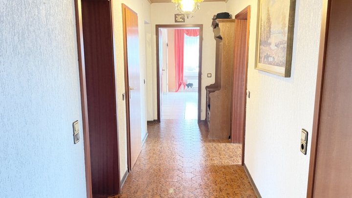 Freistehendes Einfamilienhaus mit Einliegerwohnung und großem Garten