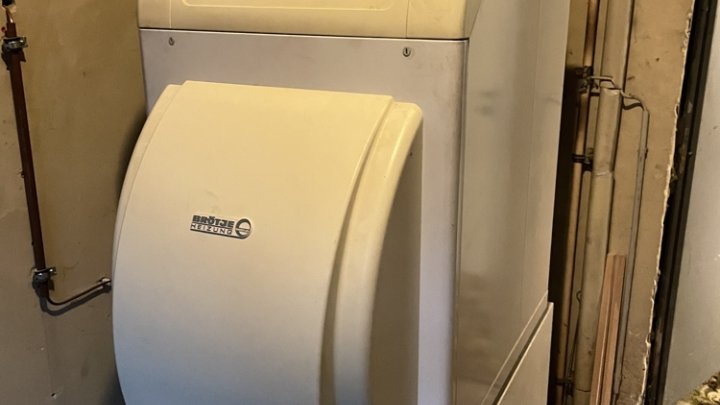 Freistehendes Einfamilienhaus mit Einliegerwohnung und großem Garten