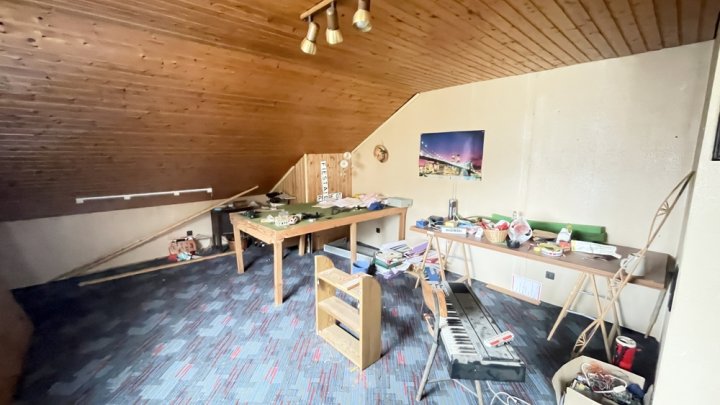 Freistehendes Einfamilienhaus mit Einliegerwohnung und großem Garten