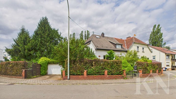 Doppelhaushälfte mit großem Garten, Grillhütte & Baugrundstück – seltene Gelegenheit!