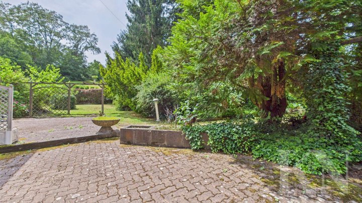 Doppelhaushälfte mit großem Garten, Grillhütte & Baugrundstück – seltene Gelegenheit!