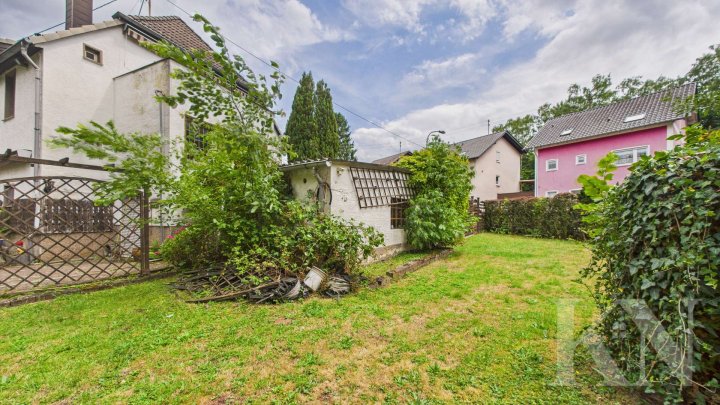 Doppelhaushälfte mit großem Garten, Grillhütte & Baugrundstück – seltene Gelegenheit!