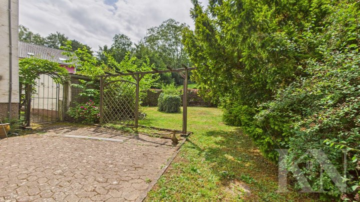 Doppelhaushälfte mit großem Garten, Grillhütte & Baugrundstück – seltene Gelegenheit!