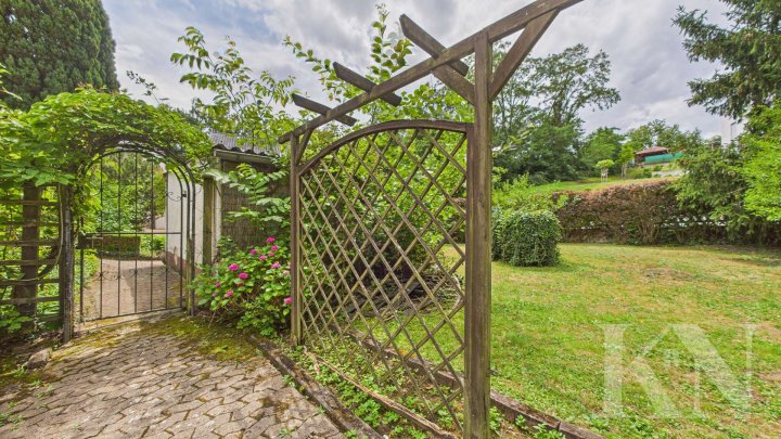 Doppelhaushälfte mit großem Garten, Grillhütte & Baugrundstück – seltene Gelegenheit!