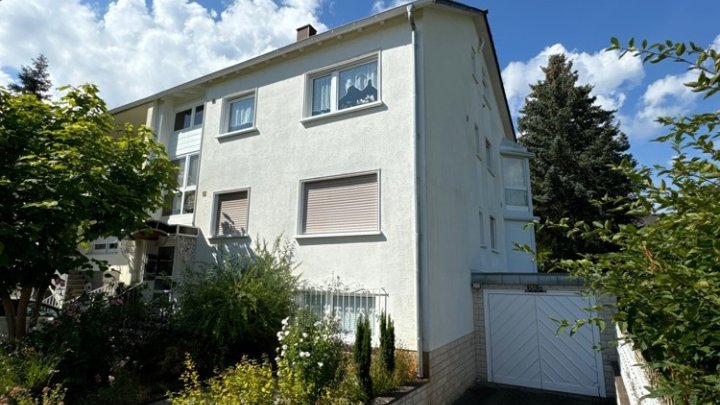 Sehr gepflegtes 2-Familienhaus mit Gartenparadies + Garage