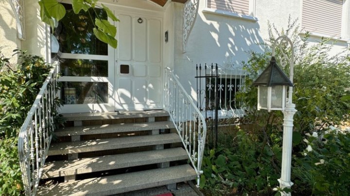 Sehr gepflegtes 2-Familienhaus mit Gartenparadies + Garage