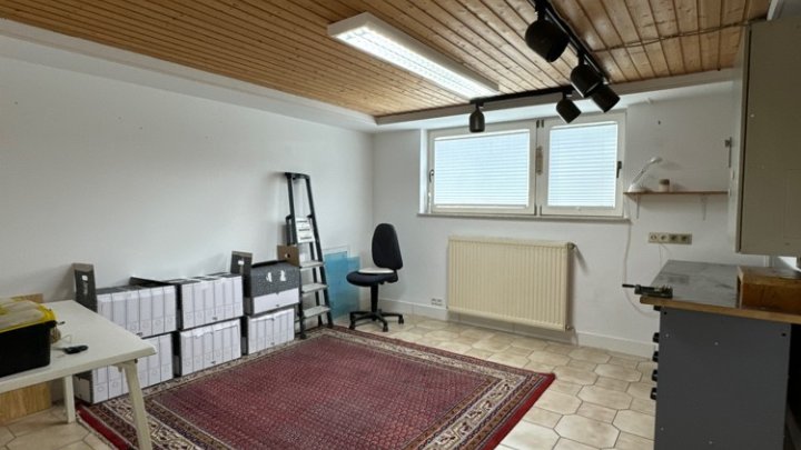 Sehr gepflegtes 2-Familienhaus mit Gartenparadies + Garage