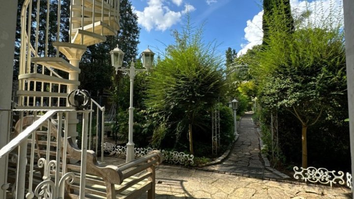 Sehr gepflegtes 2-Familienhaus mit Gartenparadies + Garage