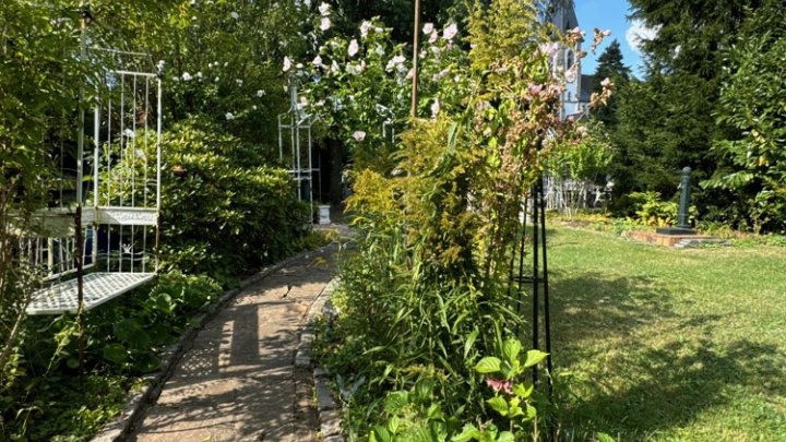 Sehr gepflegtes 2-Familienhaus mit Gartenparadies + Garage