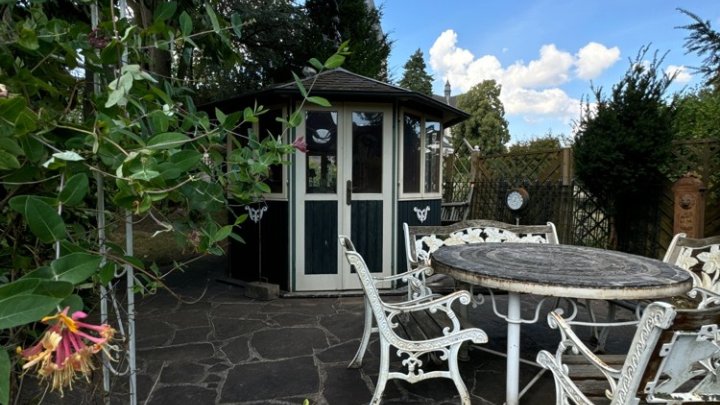 Sehr gepflegtes 2-Familienhaus mit Gartenparadies + Garage