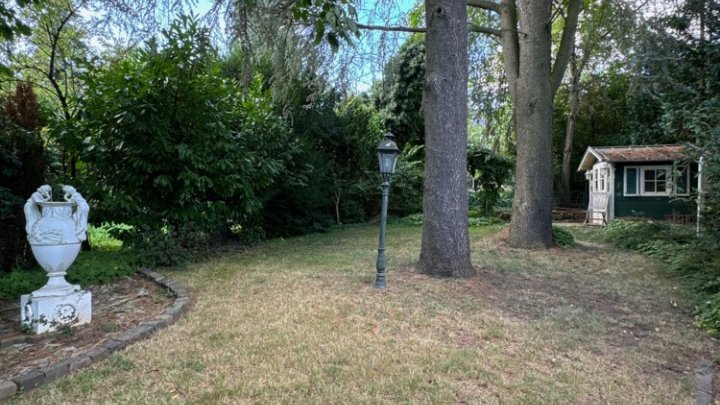 Sehr gepflegtes 2-Familienhaus mit Gartenparadies + Garage