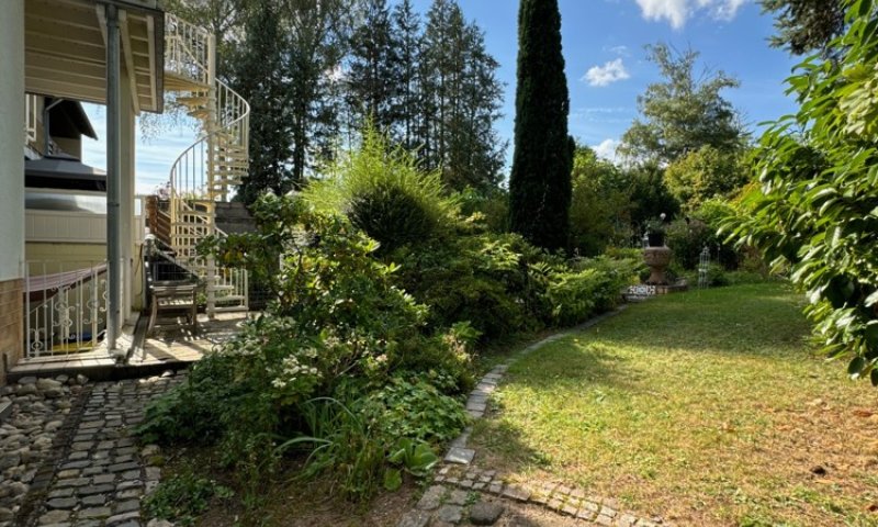 Sehr gepflegtes 2-Familienhaus mit Gartenparadies + Garage