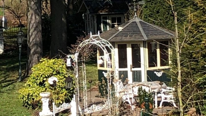 Sehr gepflegtes 2-Familienhaus mit Gartenparadies + Garage