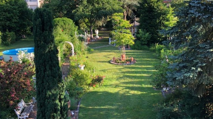 Sehr gepflegtes 2-Familienhaus mit Gartenparadies + Garage