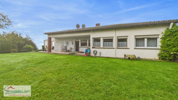 FREUDENBURG: GROßZÜGIGES ZWEIFAMILIENHAUS MIT IDYLLISCHEM GARTEN AUF 10 AR GRUNDSTÜCK